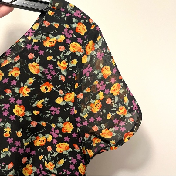 floral short sleeve mini dress with open back - Picture 10 of 16